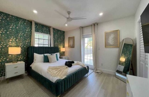 Parkside House | Elegant 7B Pool 15 min walk beach