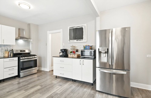 Springfield House | Elegant 7BR 2.5Bath Victorian Gem Sleeps 16+