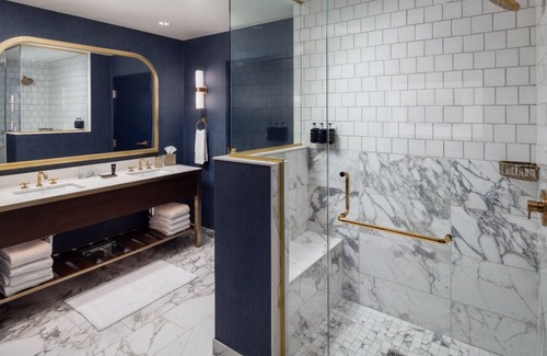 Fitzsimons Hotel | Elegant Accommodation with Balcony, Kitchen and Gas Fireplace!