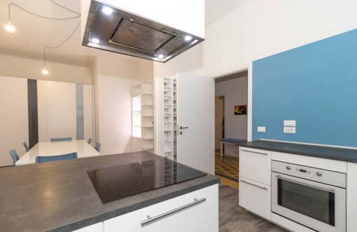 Cit Turin Apartment | Elegant and cozy 185 sqm apartment that can accommodate up to 6 people located on the first floor of a building with a lift (you still have to climb some stairs). The property is located in the Cit Turin district, a 10-minute walk from Porta Susa station