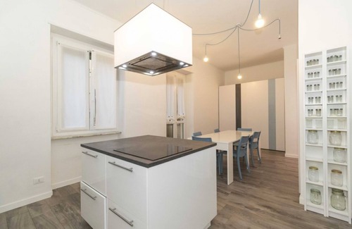 Cit Turin Apartment | Elegant and cozy 185 sqm apartment that can accommodate up to 6 people located on the first floor of a building with a lift (you still have to climb some stairs). The property is located in the Cit Turin district, a 10-minute walk from Porta Susa station