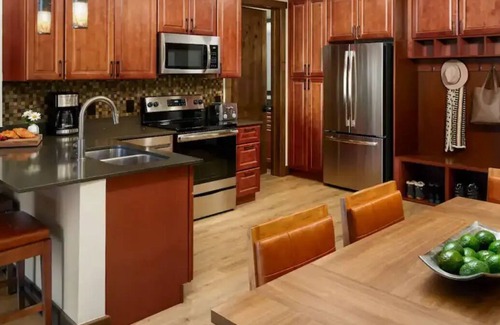 The Highlands Cabin | Elegant and spacious one-bedroom villa full kitchen, large hot tubs, and more.