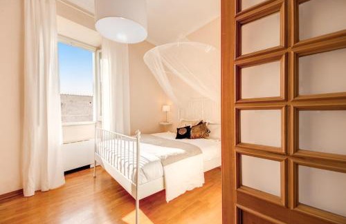 Campitelli Apartment | Elegant Apartment Behind the Colosseum