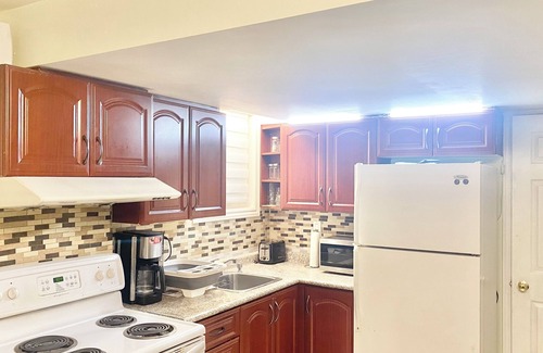 Brampton Apartment | Elegant apartment for a Couple/Business visitors. 1 Bedroom walkout basement.