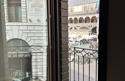 Historic Centre Apartment | Elegant apartment overlooking Piazza delle Erbe & Palazzo della Ragione