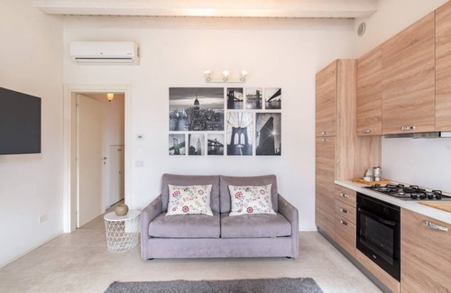 Padova Apartment | Elegant Apt W/Parking &1 min walk from Tram stop!