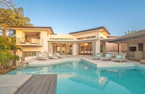 Playa Langosta Villa | Elegant BeachFront Villa w/4 king beds, gym, pool, breakfast & Housekeeping
