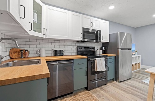 Jasper Place House | Elegant Boho Retreat ~8 mins to WEM -PATIO -AC