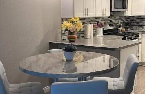 Santa Ana House | Elegant/business/retreat King bed/RokuTV/1br 1bath