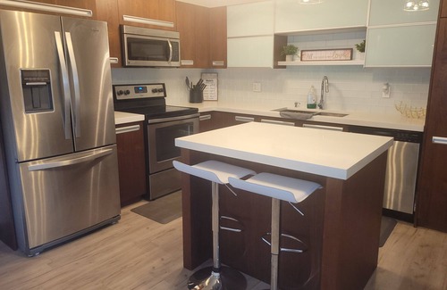 Saskatoon Condo | Elegant Condo near Airport, Restaurants and Park. Free parking