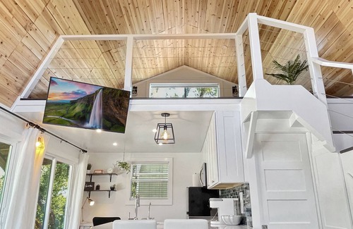 Canyon Lake Cabin | Elegant Country Cabin in Canyon Lake! Only 5 minutes from the lake and river!