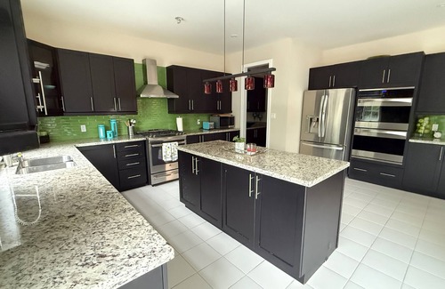 Hamilton House | Elegant & Cozy Designer Home in Meadowlands