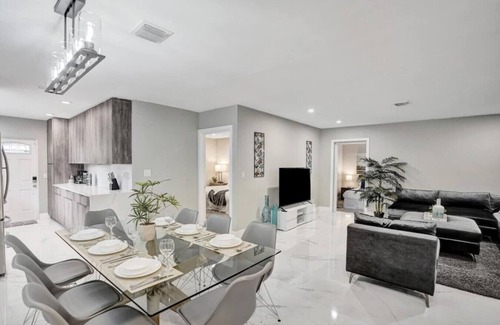 South Lake House | Elegant & Cozy Heated Pool/5 min to Beach/GameRoom