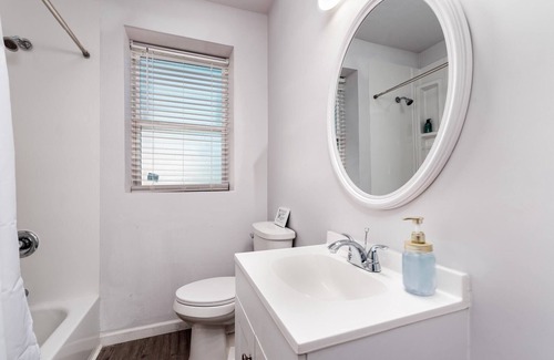 DeBaliviere Place Apartment | Elegant Cozysuites 2BR Condo w/parking! 03