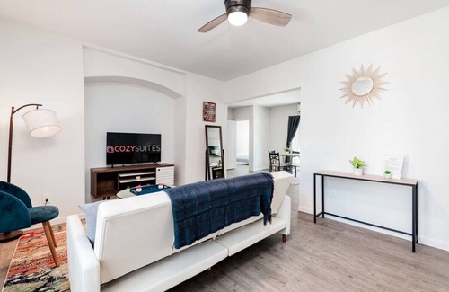 DeBaliviere Place Apartment | Elegant Cozysuites 2BR Condo w/parking! 03
