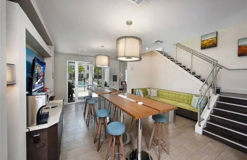 North Hyde Park Apartment | Elegant Downtown Escape | Pool, Gym, FREE Parking