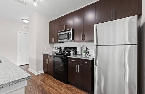 North Hyde Park Apartment | Elegant Downtown Escape | Pool, Gym, FREE Parking