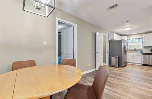Mobile House | Elegant Escape, 4BR, Arcade Games, Stocked Kitchen, WiFi
