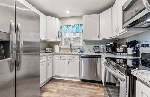 Mobile House | Elegant Escape, 4BR, Arcade Games, Stocked Kitchen, WiFi