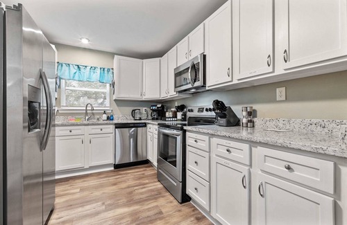 Mobile House | Elegant Escape, 4BR, Arcade Games, Stocked Kitchen, WiFi