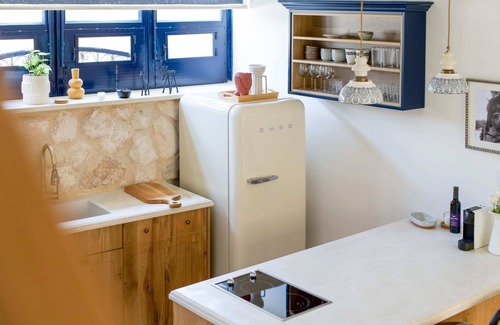 Jaffa Apartment | Elegant Escape: Stylish Sanctuary for Two