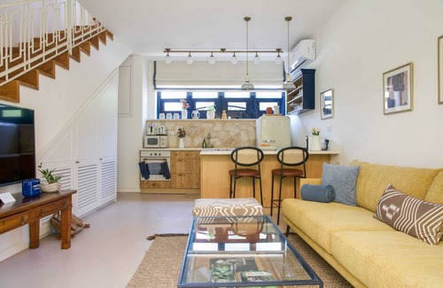 Jaffa Apartment | Elegant Escape: Stylish Sanctuary for Two