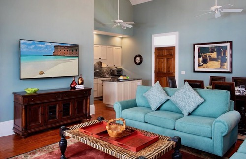 Bahama Village House | *ELEGANT ESCAPE @ THE ANNEX* Lavish Private Home & Pool + LAST KEY SERVICES…