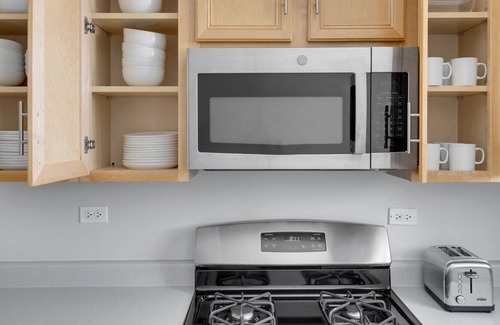 Evanston Apartment | Elegant Evanston 2BR, 1 mile from Northwestern campus, by Blueground