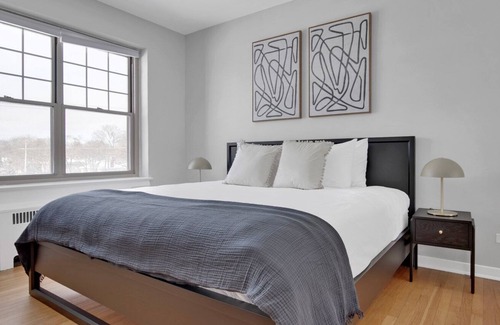 Evanston Apartment | Elegant Evanston 2BR, 1 mile from Northwestern campus, by Blueground