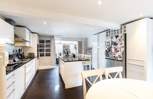 Sands End House | Elegant Fulham Retreat with Private Garden