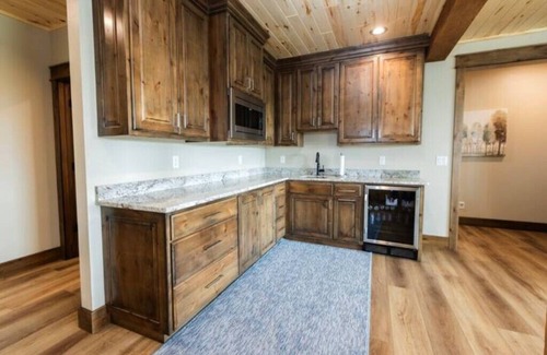 Ashton Cabin | Elegant Grand Cabin w/Hot Tubn