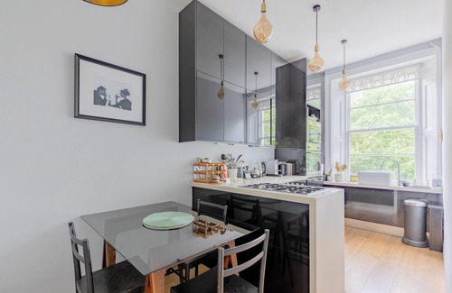Tachbrook Apartment | Elegant Hidden Gem by London Landmarks