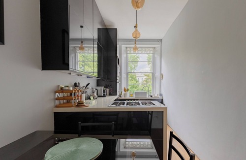 Tachbrook Apartment | Elegant Hidden Gem by London Landmarks
