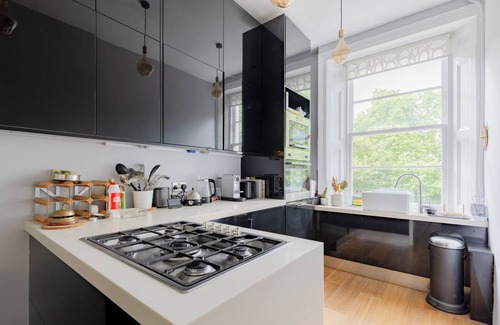Tachbrook Apartment | Elegant Hidden Gem by London Landmarks