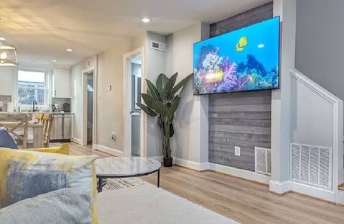 Potomac West House | Elegant Home 8 mins to Washington DC & Old Town!