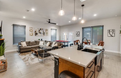 Carolyn Estates House | Elegant home in Mabank with Privacy, Luxury Bedding, Games, BBQ Grill and More
