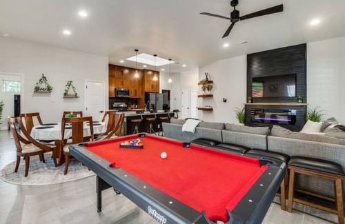 Carolyn Estates House | Elegant home in Mabank with Privacy, Luxury Bedding, Games, BBQ Grill and More