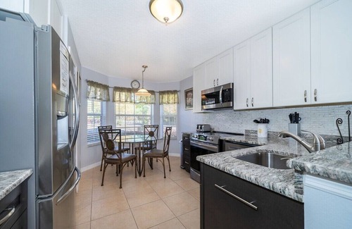 Bellavida House | Elegant Home with Pool, Spa & Lake View
