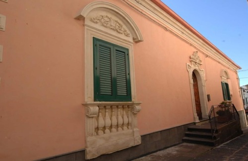 Monterosso Almo House | elegant house in the center of the village