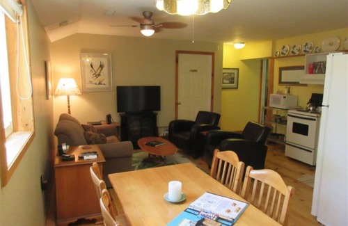 Youngs Point Apartment | Elegant Kawartha Suite Retreat at the Lake Edge Cottages!