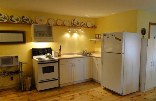 Youngs Point Apartment | Elegant Kawartha Suite Retreat at the Lake Edge Cottages!