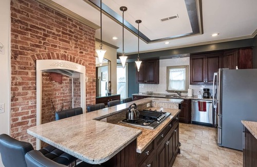 Washington House | Elegant, King Bed, Privacy, Free Parking