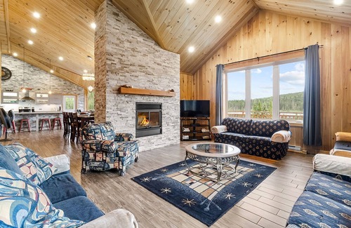 Val-des-Lacs Ski Chalet | Elegant Lake Front Chalet near Mont-Tremblant. SPA, pool table, BBQ, trampoline