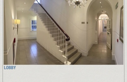 West Kensington Apartment | Elegant Modern 1 Bedroom Apartment in Central London