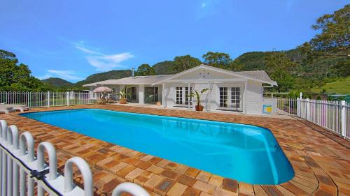 Gloucester House | Elegant & Modern Home - Retreat In Gloucester Tranquil Rural Escape With Pool & Views