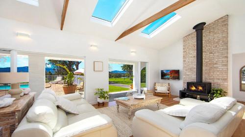 Gloucester House | Elegant & Modern Home - Retreat In Gloucester Tranquil Rural Escape With Pool & Views
