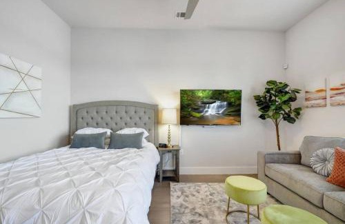 King William Apartment | Elegant Modern Studio mins from Riverwalk