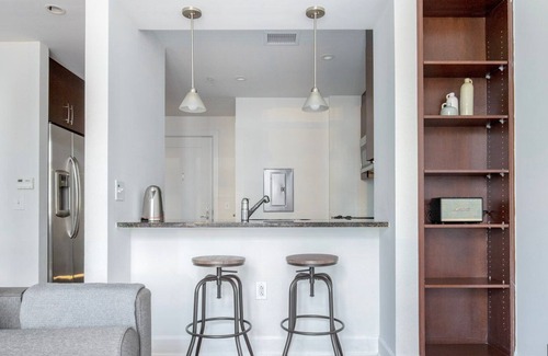 Mount Vernon Triangle Apartment | Elegant Mount Vernon 1BR w/ Gym + 2 Pools near Chinatown, by Blueground