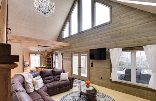 Newport Cabin | Elegant Newport Cabin w/Porch & Lake Access