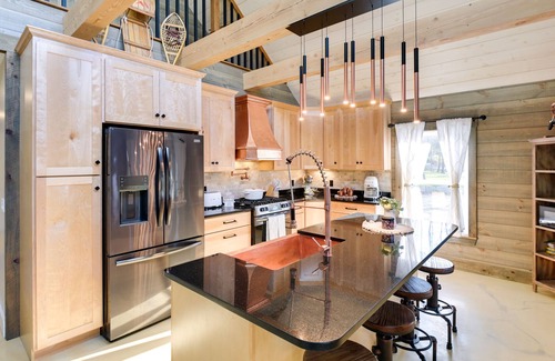 Newport Cabin | Elegant Newport Cabin w/Porch & Lake Access